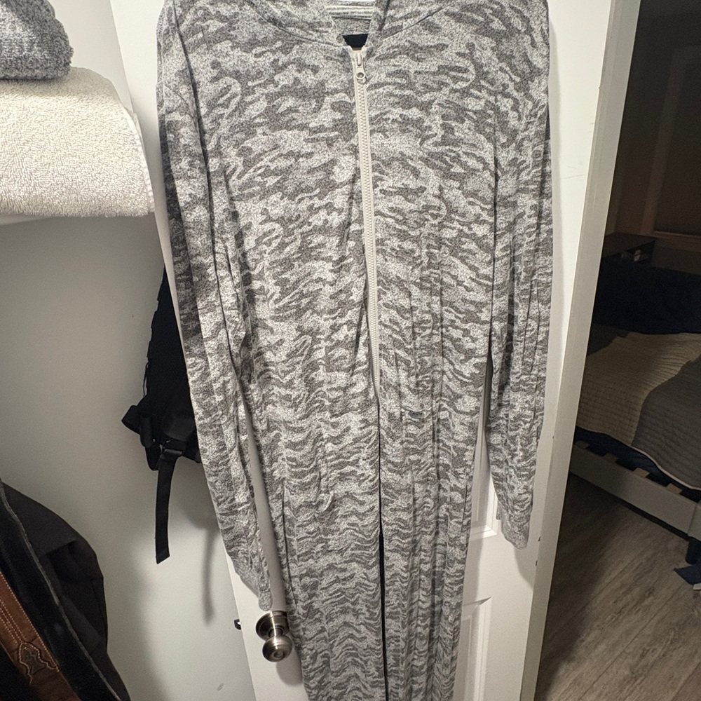 Kenneth Cole Gray Camo one piece Mens pajama size L.